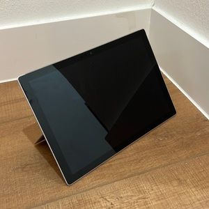 128GB Microsoft tablet broken won’t turn on selling for parts